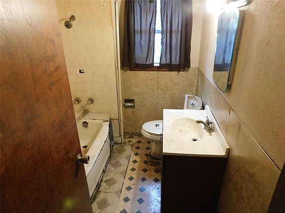 5th image of 807 W 5th St