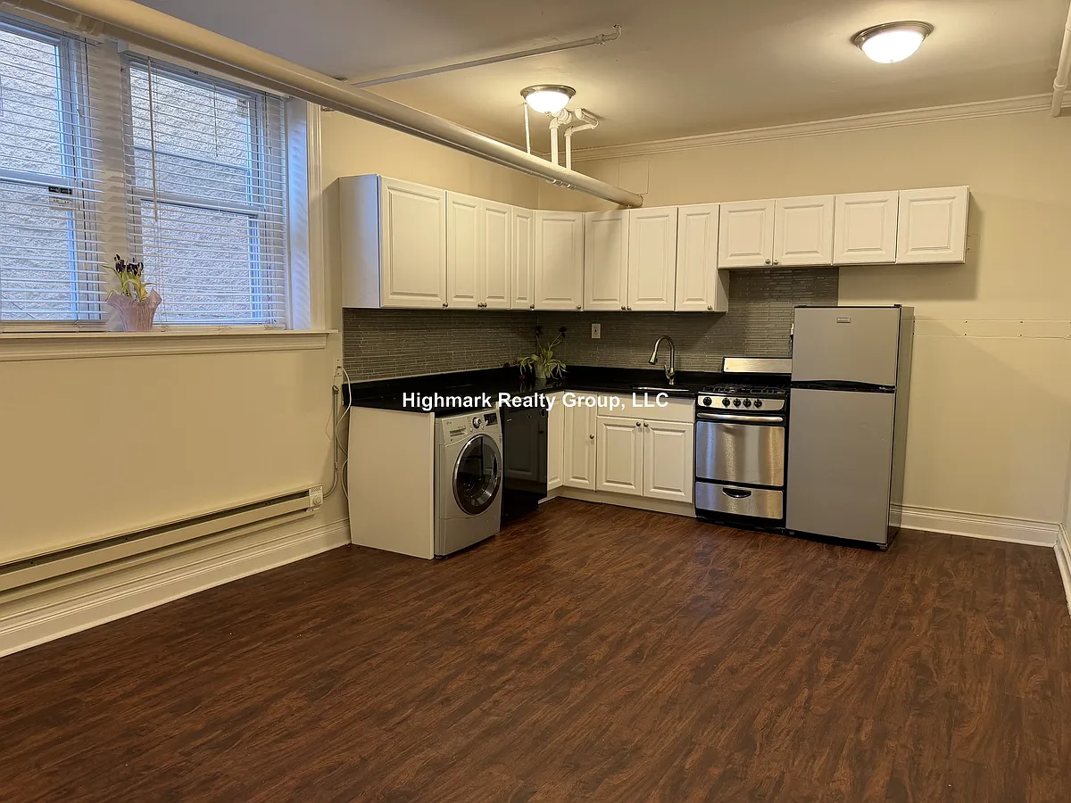 Building Photo - 2129 N Dayton St #3OG