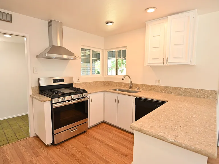 5659 Lathrop Dr — Photo 12