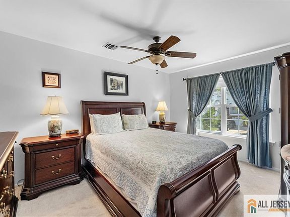 3rd image of 28 Garfield Way