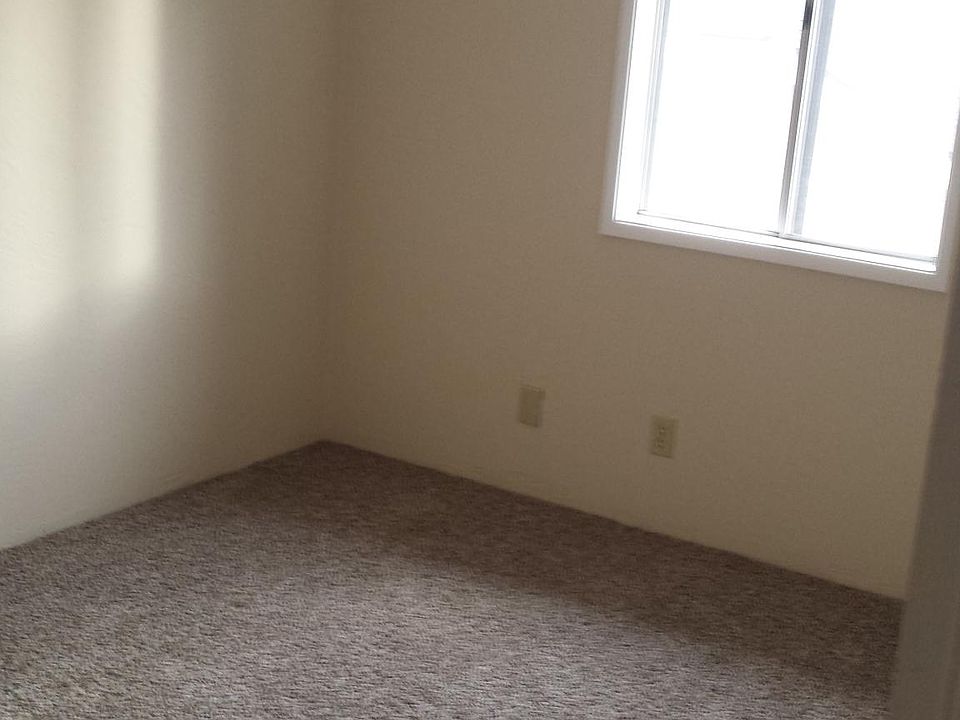 2nd image of 435 Holly St APT 15