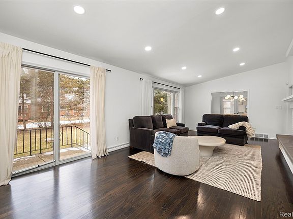 5th image of 2530 Worcester Rd