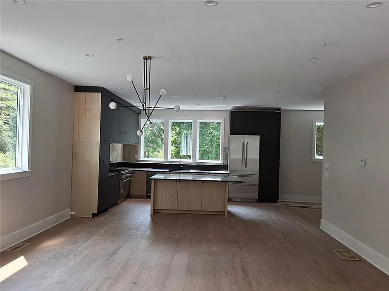 3525 Kingsboro Rd NE — Photo 4
