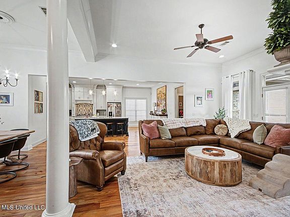 5th image of 203 Oakville Cir