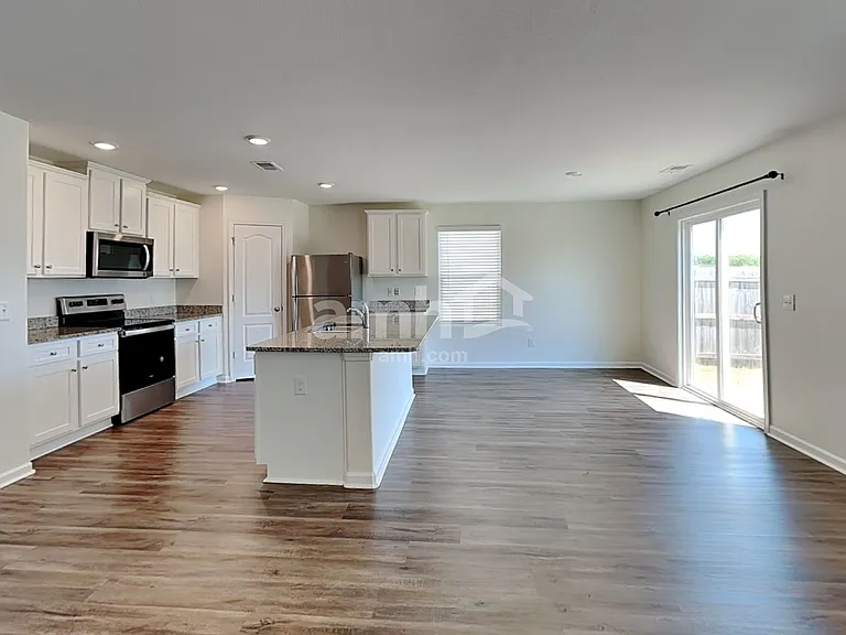 2053 Southlea Dr — Photo 2
