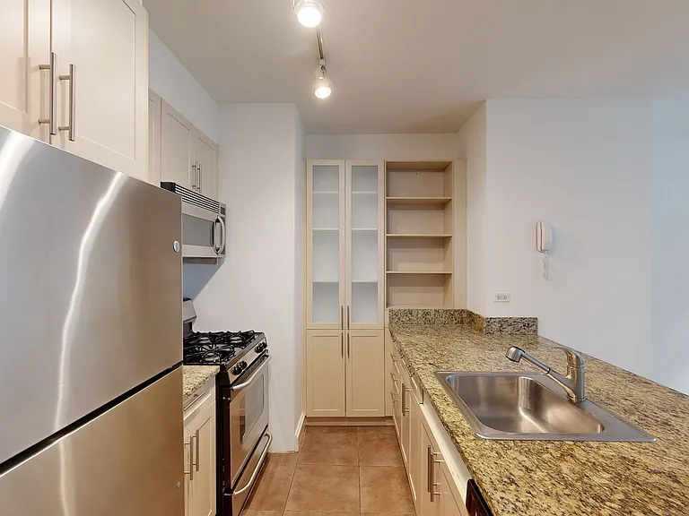 10 Hanover Square — Photo 133