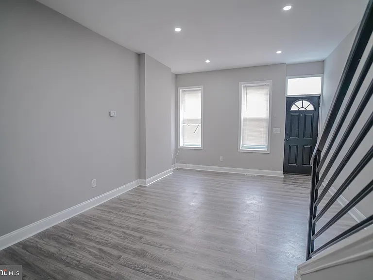 1535 W Seltzer St — Photo 3