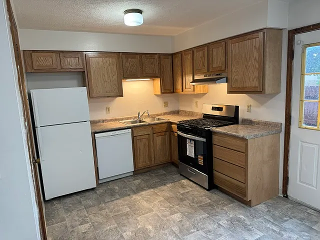 2 bed, 1.5 bath, 1350 sqft, $1,350 — Photo 3