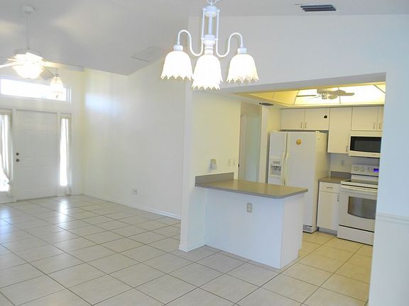 4th image of 306 SE 19th Ter