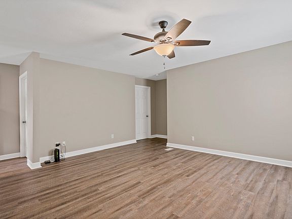 4th image of 135 E 1st St