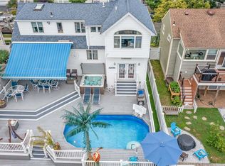 633 S 8th St, Lindenhurst, NY 11757