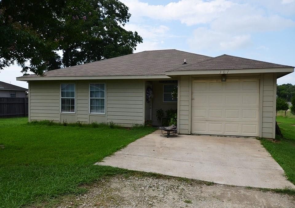 2nd image of 307 Pecan St