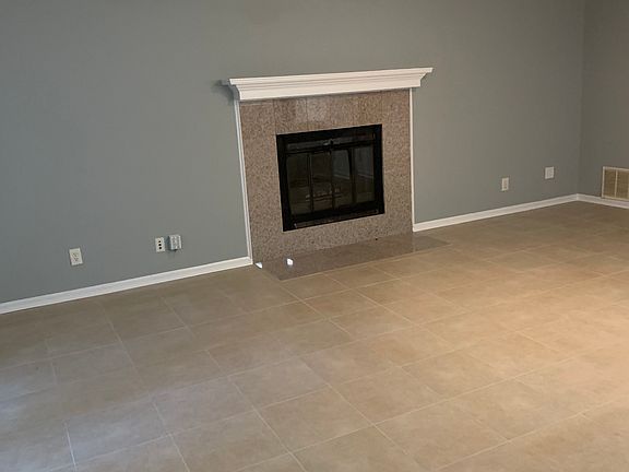3rd image of 4065 Woodland Dr NW