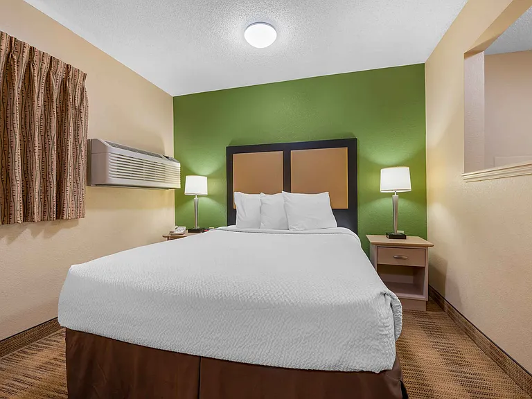 Deluxe Studio - 1 Queen Bed