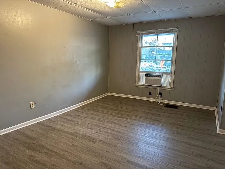 318 W Market St — Photo 5