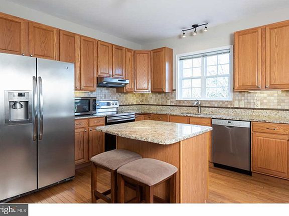 4th image of 933 Baylowell Dr