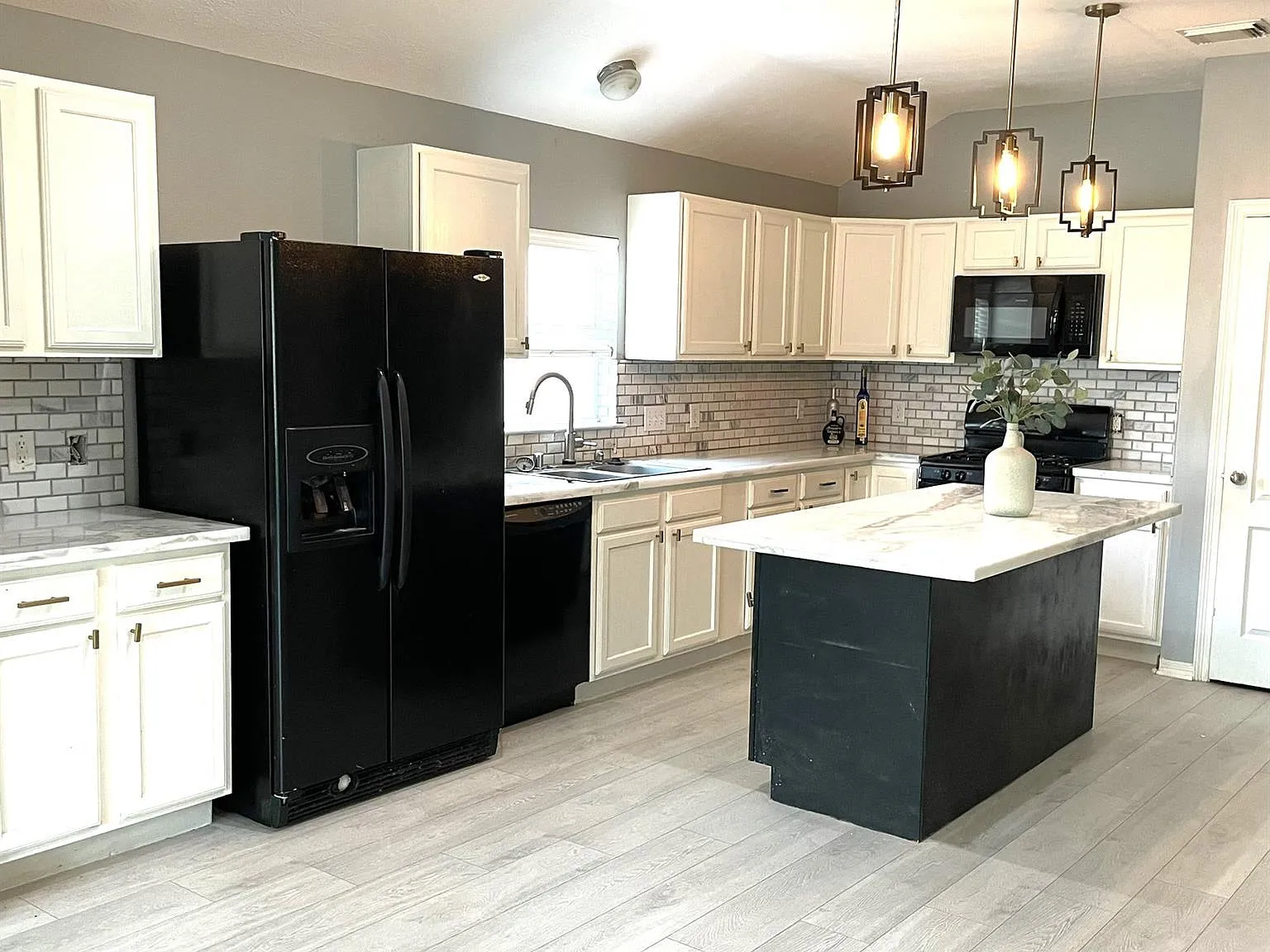 3 bed, 2.0 bath, 1644 sqft, $1,899 — Photo 4