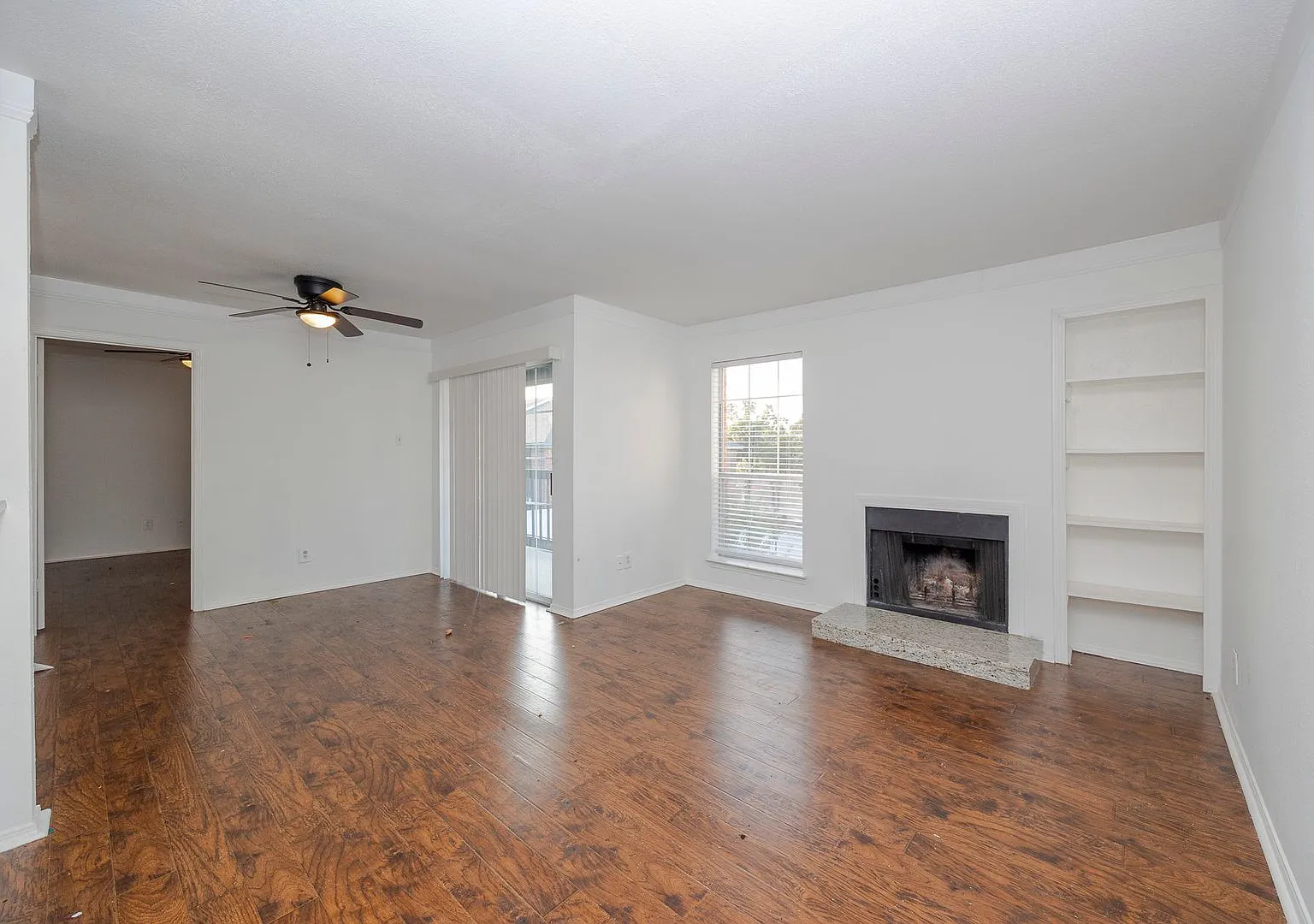 Welcome to this comfortable and stylish 3-bedroom, 2-bathroom condo in the heart of North Dallas. — Photo 3