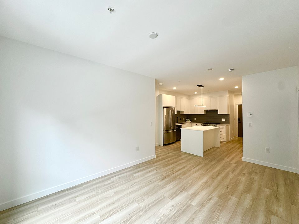 1st image of 2771 Montrose Ave #301