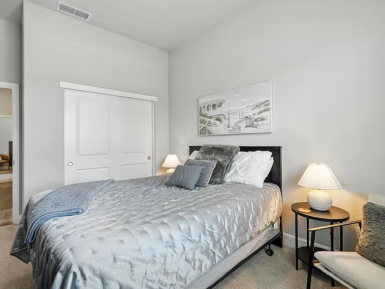 Bedroom #2 (Queen size bed)