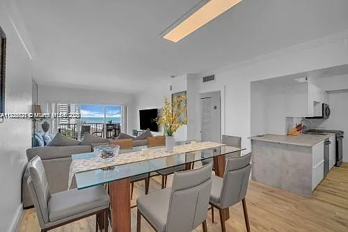 Hemispheres Condo — Photo 4