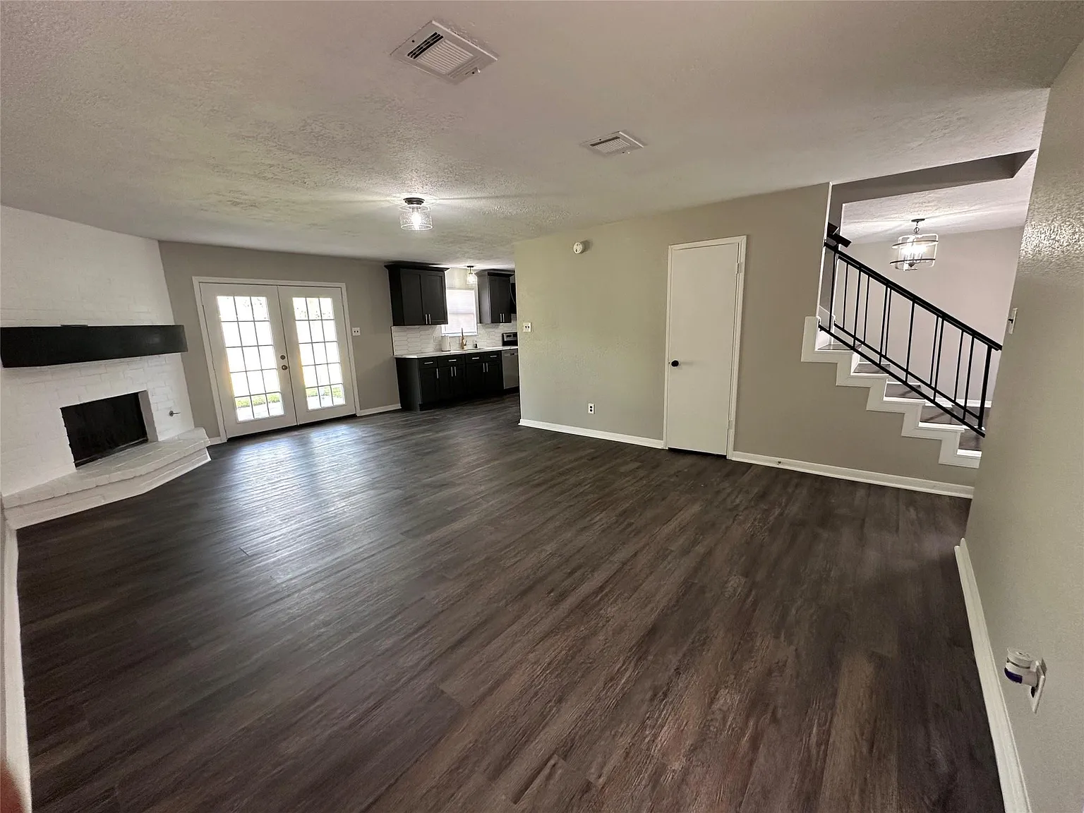 5 bed, 2.5 bath, 2255 sqft, $3,000 — Photo 1