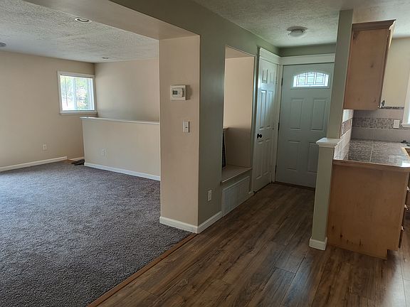 Entry/Living Room
