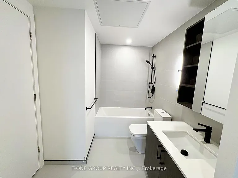 689 The Queensway #619 — Photo 14