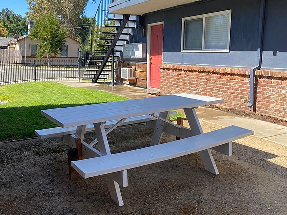 Beautiful sitting and bbq area