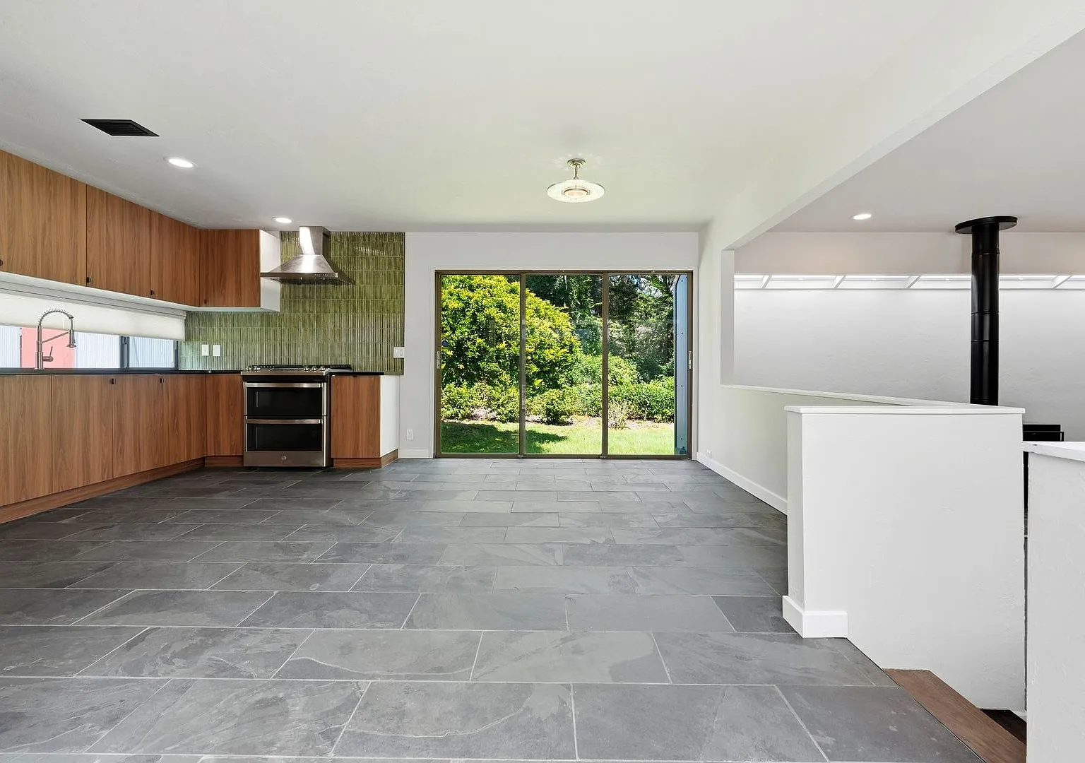 A one of a kind Architectually designed home in SW Idylwild neighborhood — Photo 4