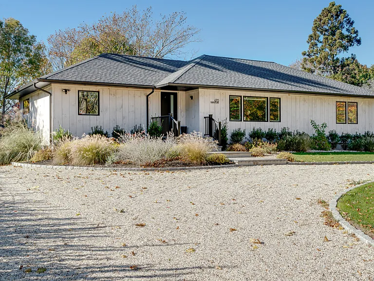 470 Harbor Ln — Photo 1