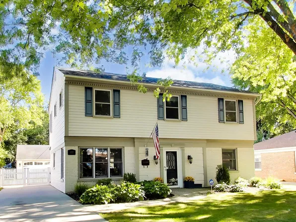 833 E Rockland Rd, Libertyville, IL 60048