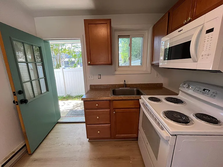 402 President Ln #B — Photo 8