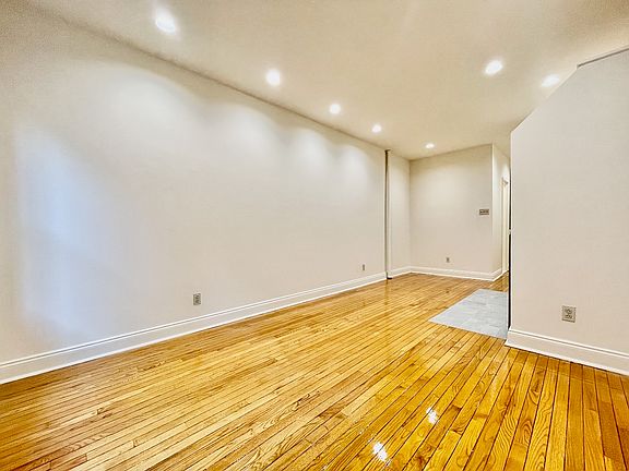 4th image of 326 E 34th St APT B4