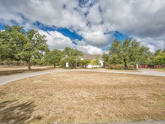 4th image of 702 Liveoak Dr