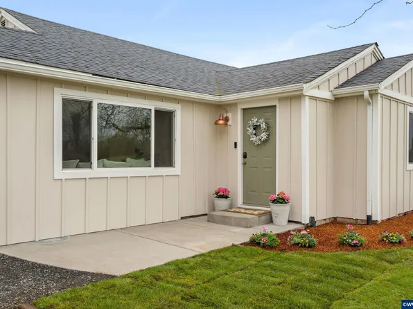 895 Burton St, Harrisburg, OR 97446