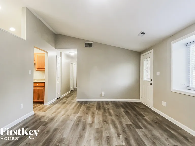 410 Grovewood Dr — Photo 3