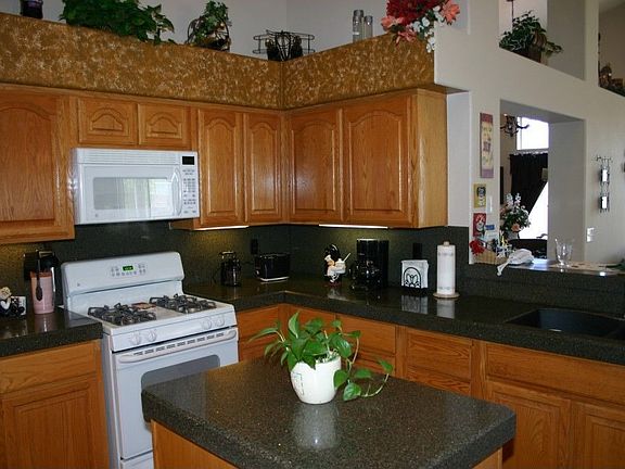 Kitchen w/granite