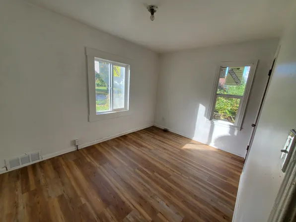 15740 Dolphin St, Detroit, MI 48223