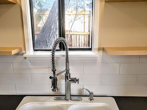 5th image of 1401 E Clarendon Ave