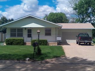924 Circle Dr, Fairbury, NE 68352