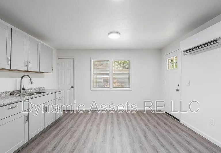 208 E Park St #A — Photo 8