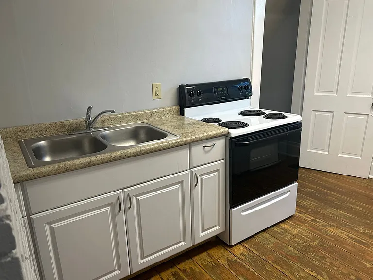 221 Vance St — Photo 10