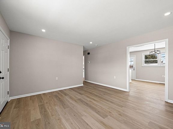 3rd image of 318 S Dupont Rd