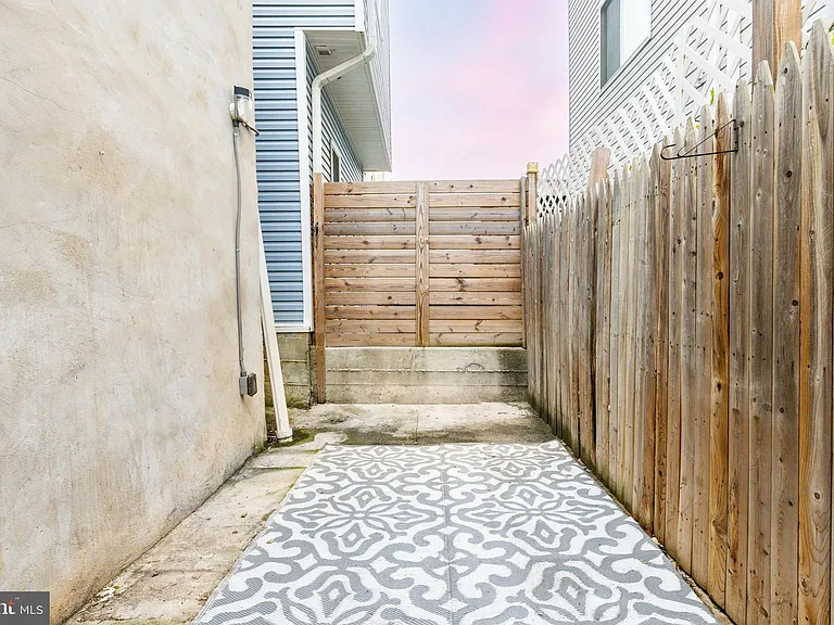2726 Edgemont St — Photo 9