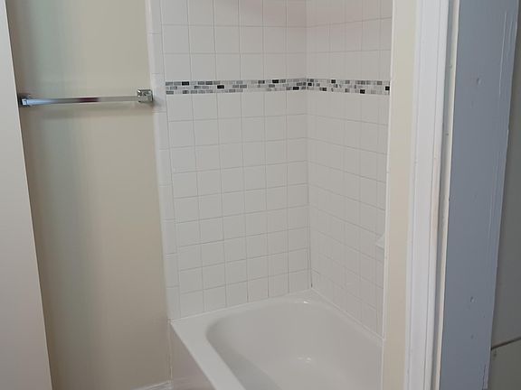3rd image of 937 E Jarvis Ave