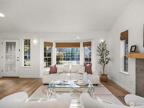 4th image of 11605 218th Avenue Ct E