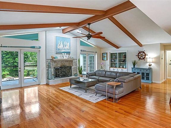 5th image of 2824 Briarwood Ln