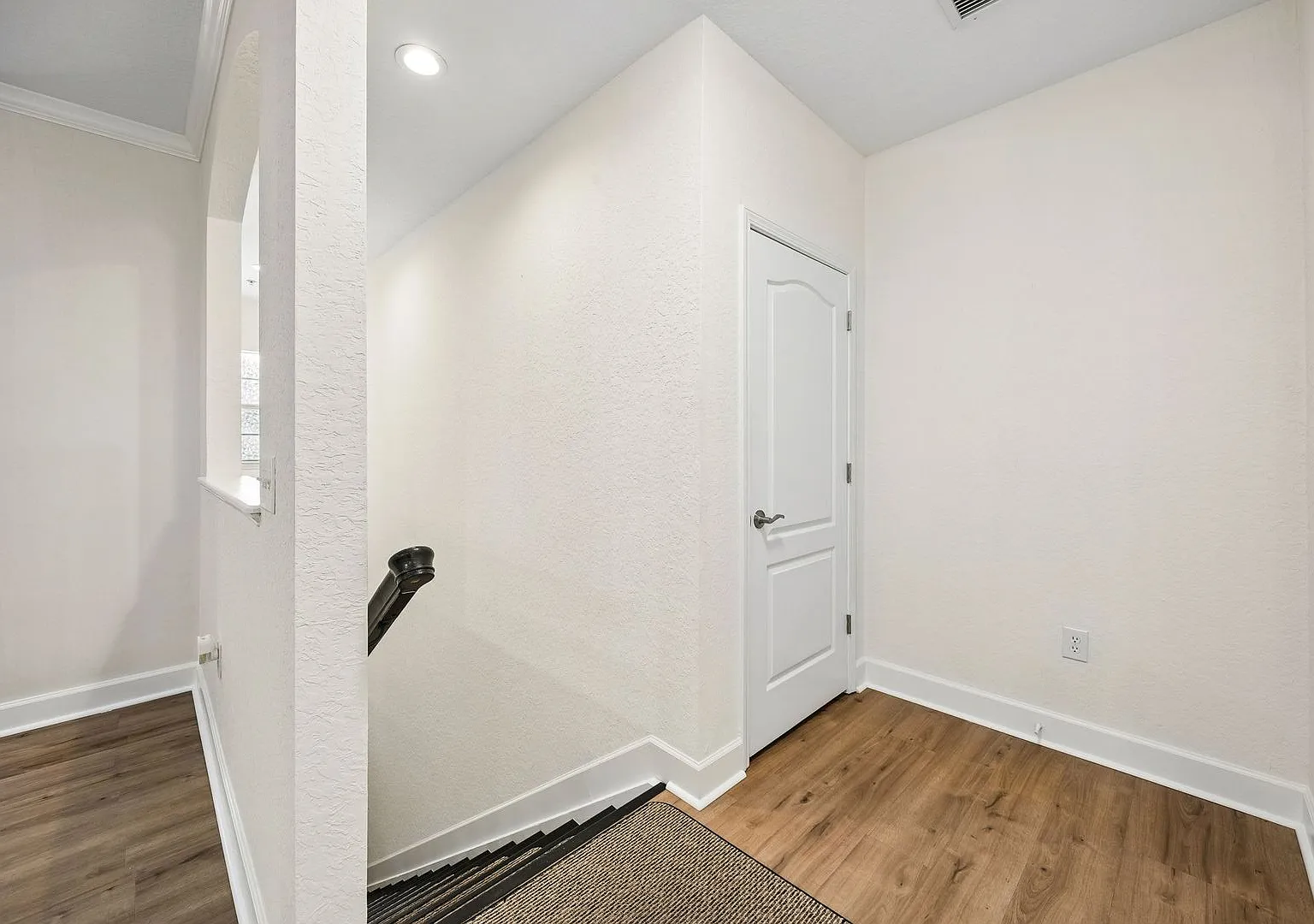 Beautiful 3-Bedroom Flat in Gated Stoney Creek Community — Photo 4