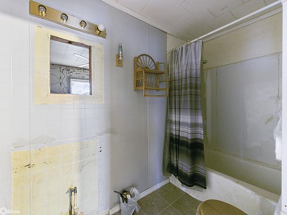 5th image of 111 Chestnut St